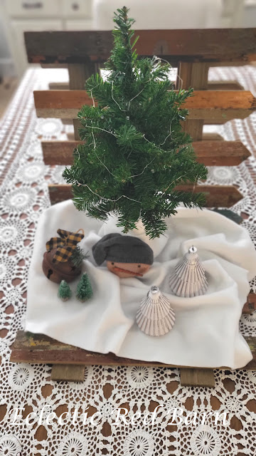 Picket Fence as a Christmas Centerpiece. Share NOW. #centerpiece, #Christmas decor, #Decoratiing, #eclecticredbarn, #holiday decor